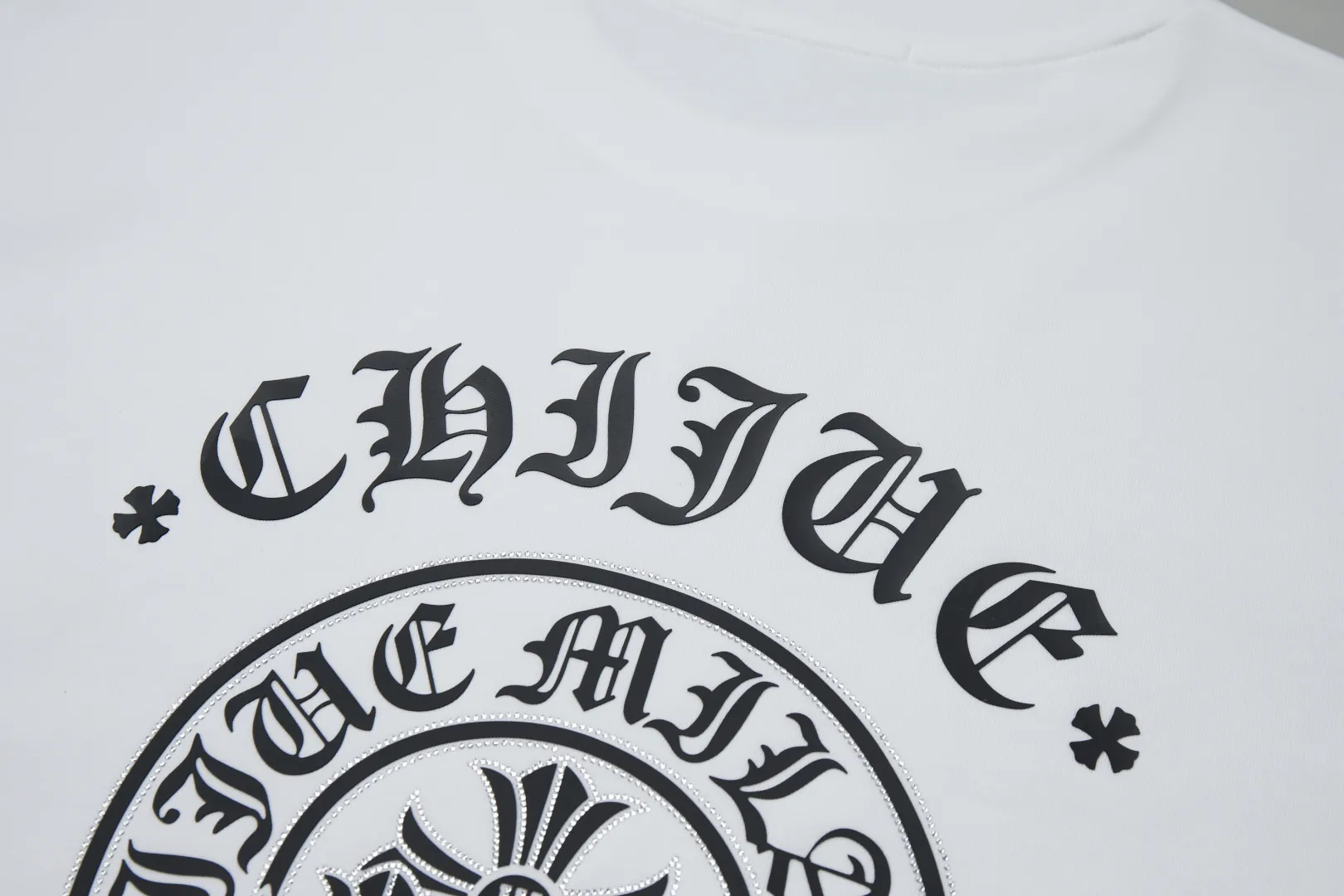 🅿️230 ✨CH✨🆕25SS spring and summer new style Crow Heart ✝ Rack logo leather label hot-drilled short sleeves Light luxury essential item for daily commuting for men and women Correct version Welcome to compare Detailed features · 260 grams of 100% pure cotton double yarn jersey fabric · Custom dyed in the same cylinder, special thickened 32 pieces of double-strand 1X1 thread · Double-needle stitching and cross-stitching technology · Original main mark, washed tag, brand moisture-proof paper packaging Color: white/black/purple/grey Size: S/M/L/XL
